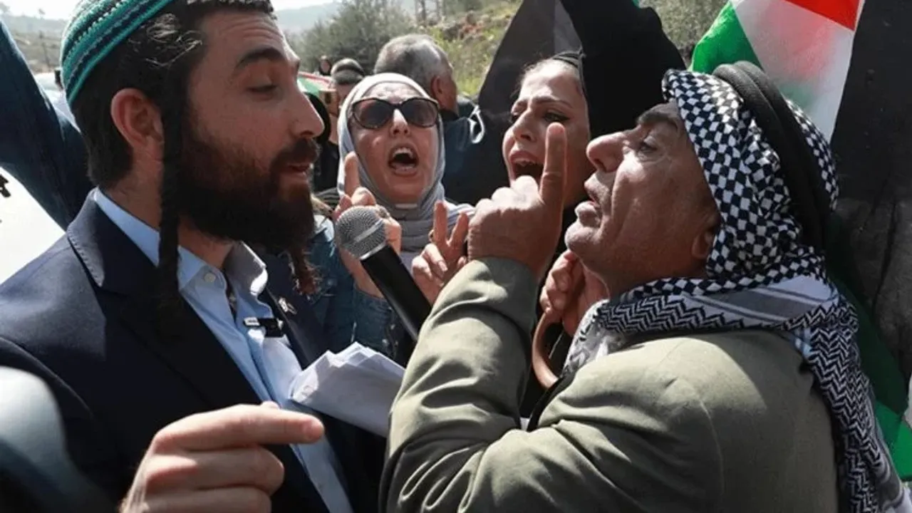 Yahudi işgalciler, Batı Şeria'da bir Filistinliyi darbetti