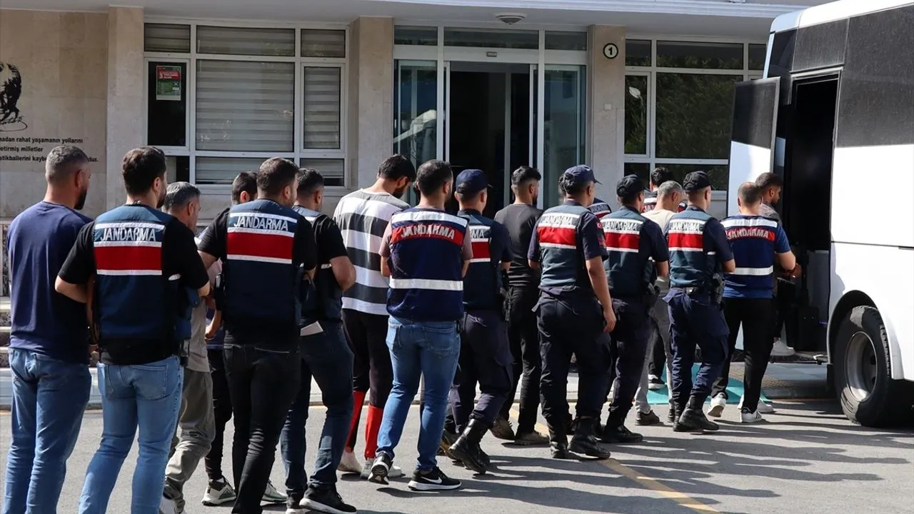 Mersin'de terör örgütü PKK operasyonunda 12 zanlı yakalandı
