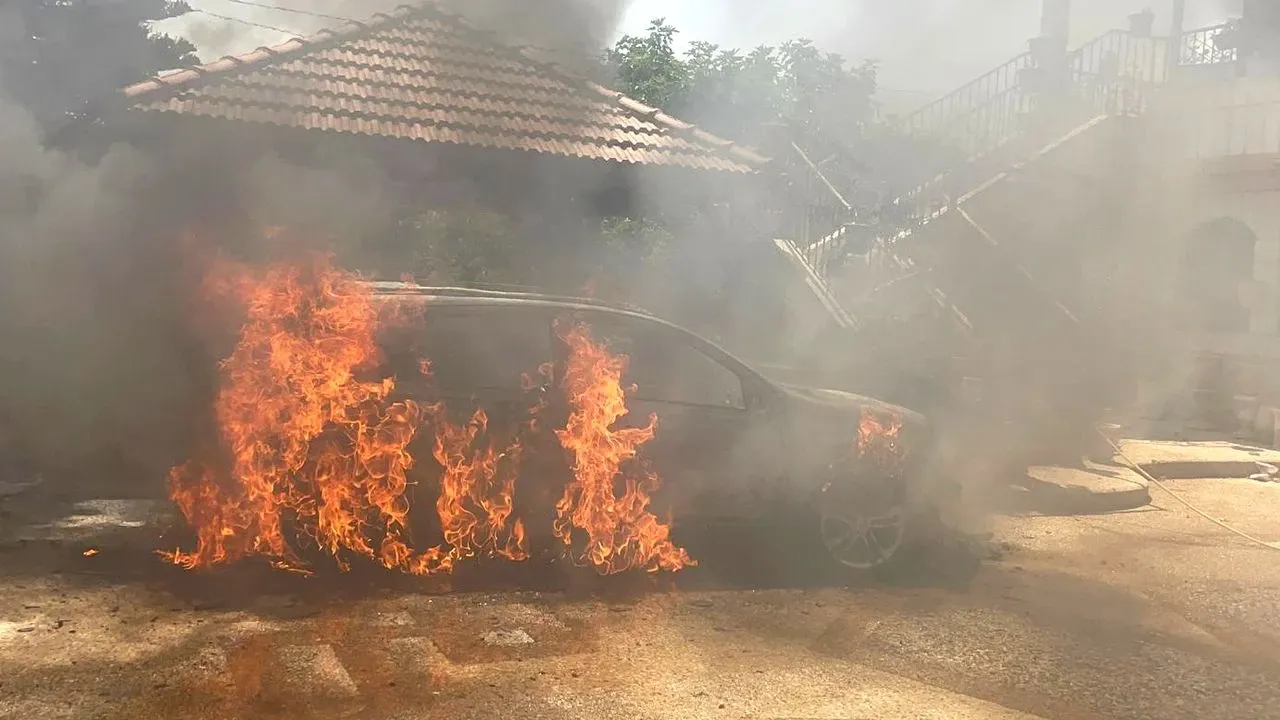 Filistin topraklarını gasbeden İsrailliler, Batı Şeria'da 6 aracı ateşe verdi