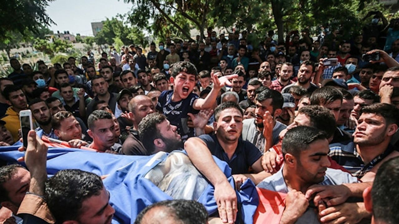 Gazzeli çocuk şehit olan babasıyla, bizi bırakıp nereye gidiyorsun, diyerek vedalaştı
