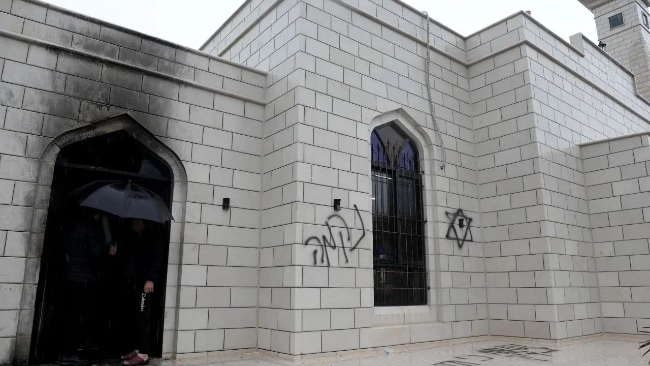 Filistin topraklarını gasbeden İsrailliler, Batı Şeria’da bir camiyi kundakladı