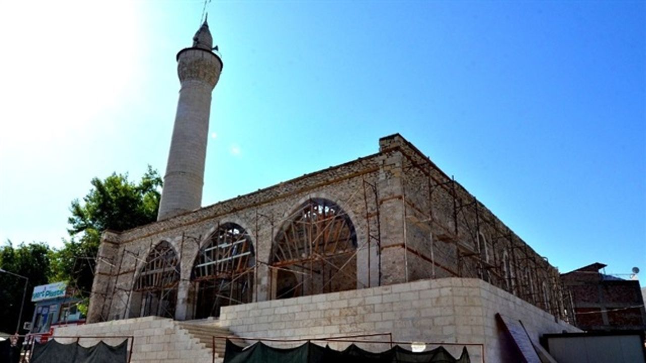 Depremlerde hasar gören ata yadigarı Yeşilyurt Camii Kebir ayağa kaldırılıyor