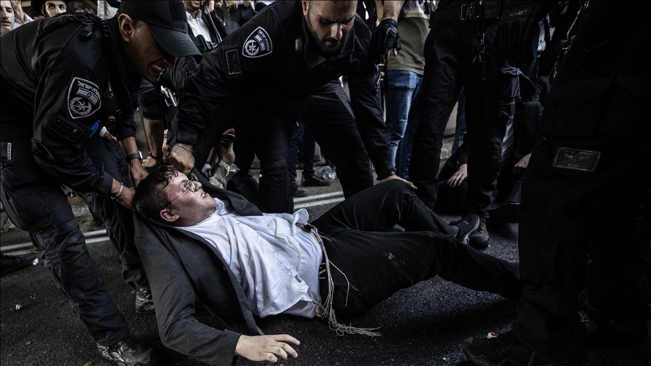 Harediler, zorunlu askerliği protesto ediyor!