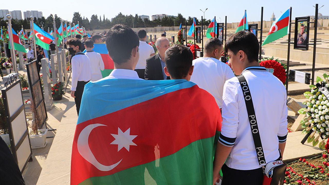 Azerbaycan'da 2. Karabağ Savaşı'nın yıl dönümünde şehitler anıldı