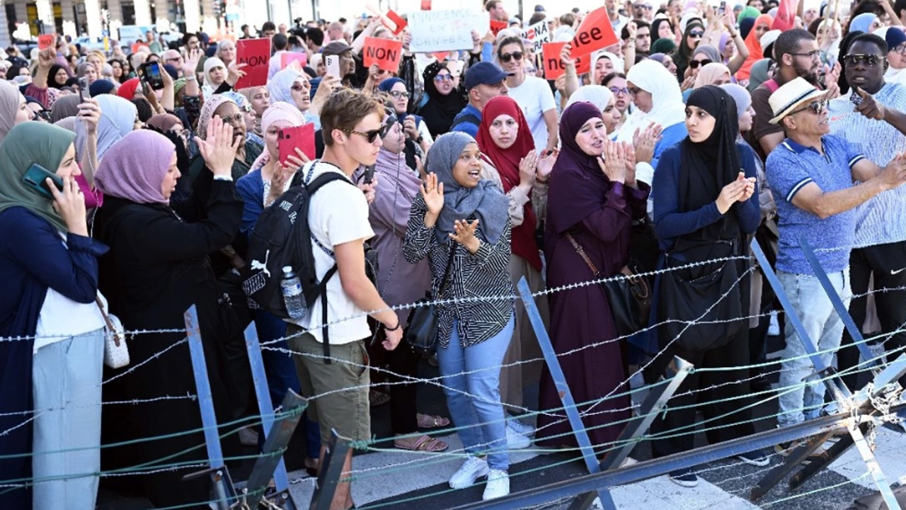 Müslümanlar, cinsellik eğitimi veren bir okulu ateşe verdi