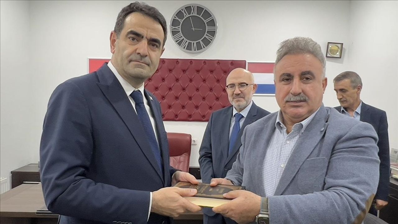Hollanda’da ırkçı PEGIDA hareketi liderinin yırttığı Kur’an-ı Kerim teslim alındı