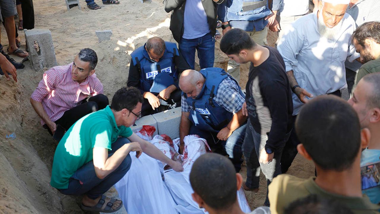 Al Jazeera muhabiri Dahduh'un eşi ve çocukları Gazze'de defnedildi