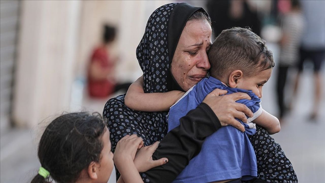 Gazze'de bir anneden mesaj: "Çocuklarınıza 'Allah'tan başka ilah yoktur' diyen bir kavmin yaşadığını anlatın"
