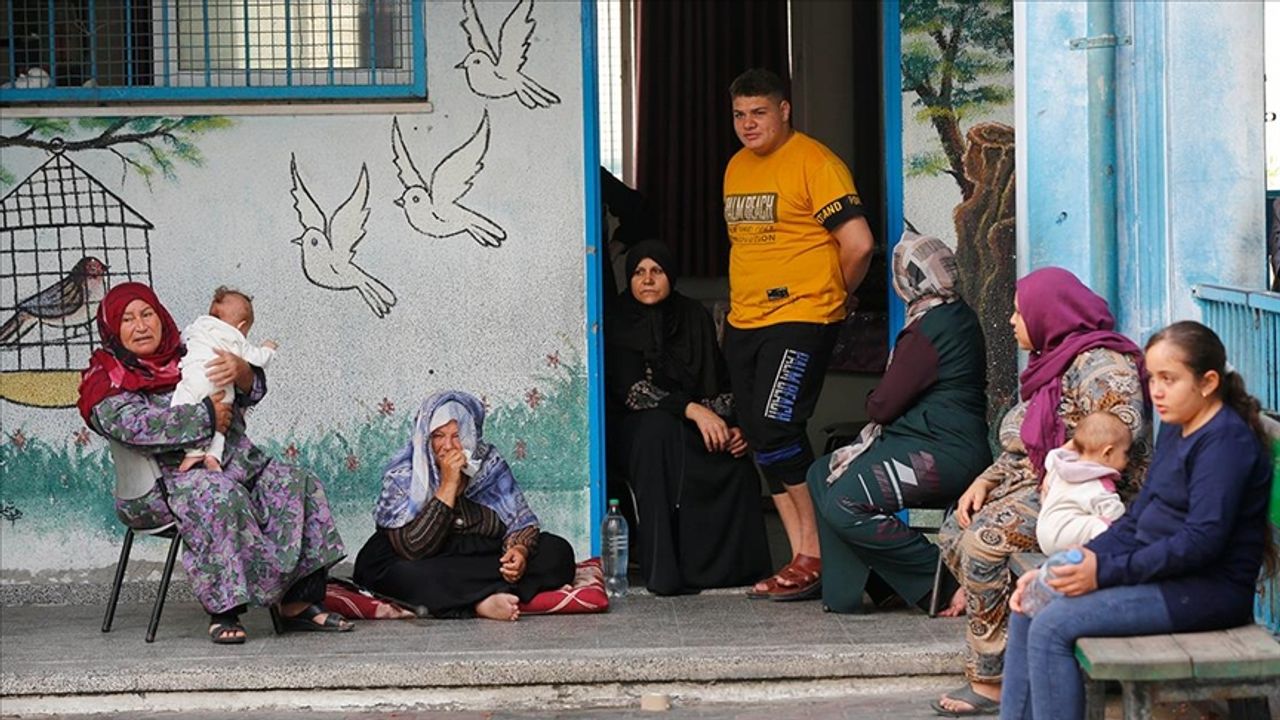 Gazze'de yaklaşık 74 bin Filistinli okullara sığındı