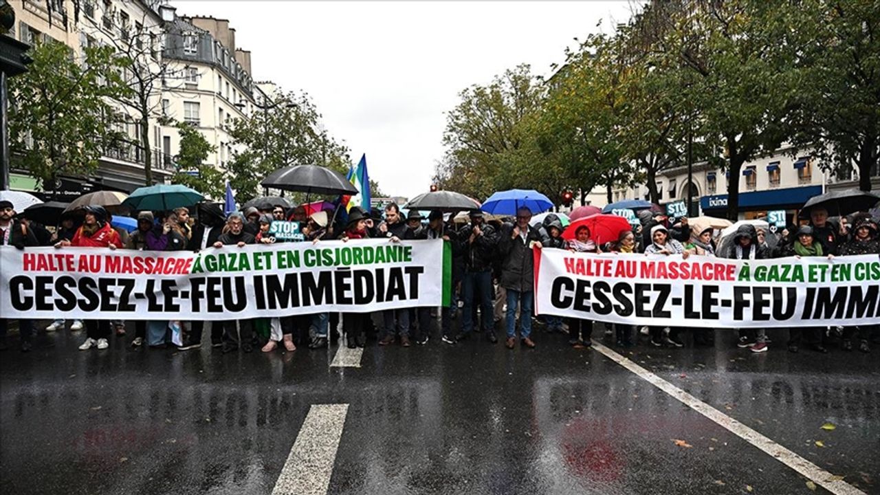 Paris'te halk, yağmura rağmen Gazze'de ateşkes için gösteri düzenledi
