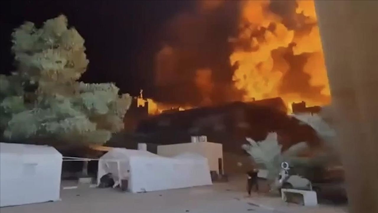 İşgalci İsrail, Gazze'de Endonezya Hastanesi'nin çevresini bombaladı