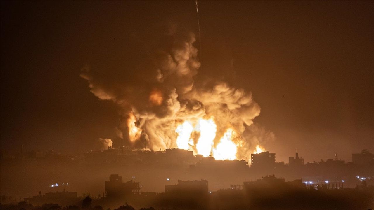 İşgalci İsrail, Gazze'de yerinden edilen sivillerin sığındığı okulu bombaladı