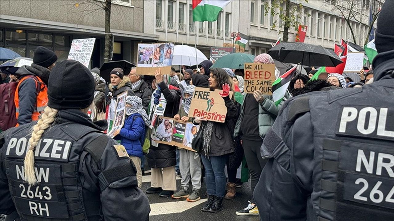 Almanya Düsseldorf'ta Filistin'e destek yürüyüşü düzenlendi