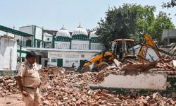 Hindistan'da 600 yıllık tarihi cami, bilgilendirme yapılmadan yıkıldı