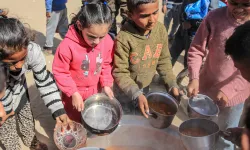 Açlığın hüküm sürdüğü Gazze'deki Filistinli aile iftar için yemek bulmanın sevincini yaşıyor