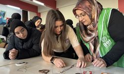 Elazığ'da kız meslek lisesi öğrencileri Gazzeli çocuklar için giysi dikiyor