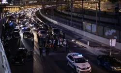 Yakınları Gazze'de esir tutulan İsrailliler, Tel Aviv'de otoyolu trafiğe kapattı