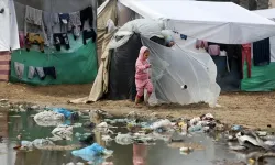 Yerinden edilen Filistinli kadın, yemek pişirebilmek için çöpleri yakacak olarak kullanıyor