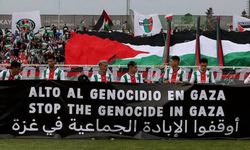 Palestino futbol kulübü, sahaya Gazze'de soykırımı durdurun pankartıyla çıktı