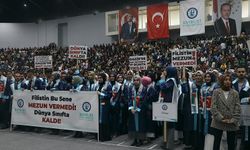 Bayburt Üniversitesi öğrencileri mezuniyette Filistin'e destek verdi