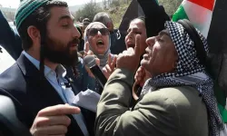 Yahudi işgalciler, Batı Şeria'da bir Filistinliyi darbetti