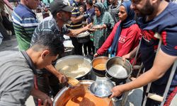 İsrail'in saldırdığı Dünya Merkez Mutfağı, Gazze'de yeniden yemek dağıtımına başladı