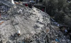 İsrail'in Gazze'de bir evi bombalaması sonucu 3 Filistinli şehit oldu