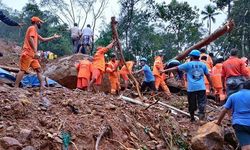 Hindistan'daki sel ve toprak kaymalarında 16 Hindu öldü