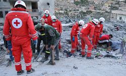 İsrail'in, Lübnan'da ambulans araçlarını hedef alması sonucu 8 ilk yardım çalışanı yaşamını yitirdi