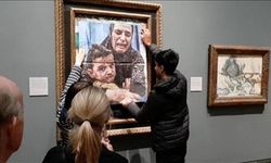 Gazze'de soykırımın durdurulmasını isteyen aktivistler, Picasso tablosuna AA'nın karesini yapıştırdı