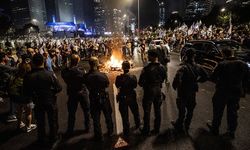 Gallant'ın görevden alınmasını protesto eden İsrailliler Netanyahu'nun istifasını istedi