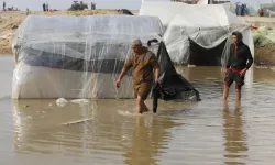 İsrail'in saldırılarıyla göçe zorladığı Filistinlilerin çadırları su altında kaldı