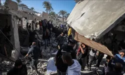 İsrail, Gazze'de bir apartman dairesini bombalayarak 7 Filistinliyi şehit etti