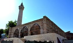 Depremlerde hasar gören ata yadigarı Yeşilyurt Camii Kebir ayağa kaldırılıyor