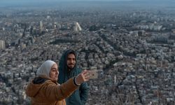 Suriyeliler, Esed rejiminin yasakladığı Kasyun Dağı'ndan Şam manzarasının tadını çıkarıyor