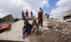 Gazze’de çadırlarda yaşayan çocuklar oyunla hayata tutunuyor