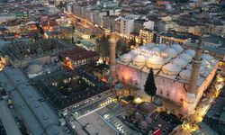 Bursa'daki tarihi Ulu Cami'ye "Allah iyilik yapanları sever" yazılı mahya asıldı