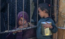 Gazze'de açlık krizi: Hayvan yemi öğütülüyor
