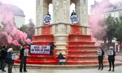 Paris’teki tarihi çeşme kırmızıya boyandı: Gazze katliamına protesto