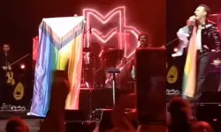 Mabel Matiz, ODTÜ konserinde LGBT paçavrasıyla sahne aldı