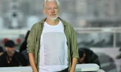 Julian Assange, Cannes'da Gazzeli şehit çocukların isminin yazdığı tişört giydi