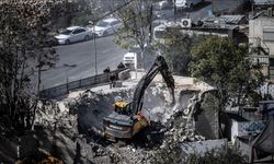 İsrail güçleri, Batı Şeria'nın El Halil kentinde Filistinlilere ait bir binayı tahrip etti