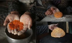 İsrail'in ablukası altındaki Gazze'de Filistinli anne, mercimek ekmeğiyle çocuklarını doyurmaya çalışıyor