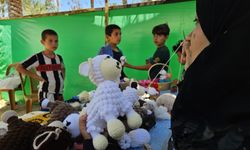 Filistinli anne, el işi oyuncaklarla saldırı mağduru çocuklara bayram sevincini yaşatıyor