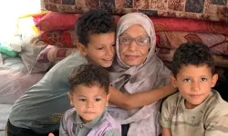 Gazzeli ihtiyar kadın, şehit olan eşini tek başına gömdü: Perdeyi kefen yaptı