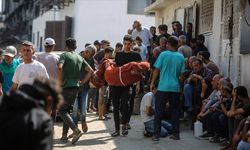 İsrail, Gazze'de yardım bekleyen 32 Filistinliyi daha şehit etti