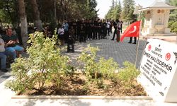 15 Temmuz kahramanı şehit Ömer Halisdemir'in kabrinde yoğunluk yaşanıyor