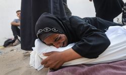 İsrail'in Gazze'de yardım bekleyenlere müdahalesinde 15'i boğularak, 21 Filistinli şehit oldu