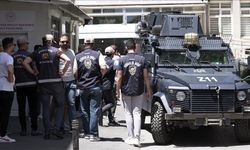 Hz. Muhammed'in (as) karikatür çizimini yayımlayan derginin yazı işleri müdürü için yakalama talimatı
