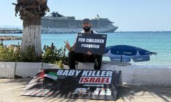Turistlerin dikkatini Gazze'ye çekmek için eylem yapıyor